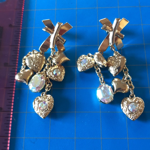 Adorable gold tone earrings with charm hearts - Picture 2 of 6